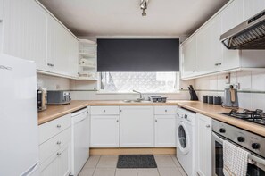 House | Private kitchen | Fridge, microwave, oven, stovetop