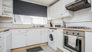 House | Private kitchen | Fridge, microwave, oven, stovetop