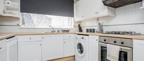 House | Private kitchen | Fridge, microwave, oven, stovetop