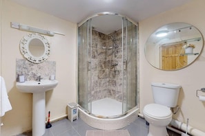 Hus | Bad | Kombinert dusj/badekar, dype avslapningsbadekar, hårføner og håndklær