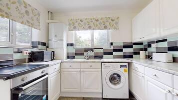 House | Private kitchen | Fridge, microwave, oven, stovetop