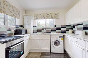 Hus | Eget kjøkken | Kjøleskap, mikrobølgeovn, ovn og kokeplater