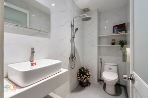 Estudio Deluxe | Baño | Regadera, pantuflas, toallas 