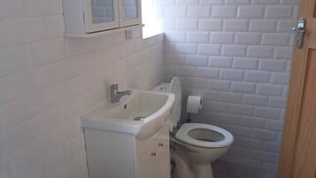 Apartment | Bathroom | Combined shower/bathtub, deep-soaking bathtub