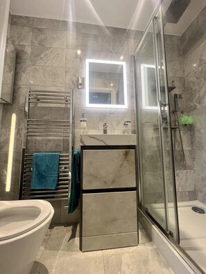Apartment, Multiple Beds | Bathroom