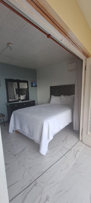 1 bedroom, iron/ironing board, free WiFi, bed sheets - Inviting 1-bed Apartment in Ocho Rios (Ocho Rios)