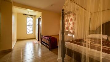 3 bedrooms, iron/ironing board, bed sheets