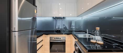 One Bed Room with Bathtub | Dapur pribadi | Lemari es besar, microwave, oven, dan kompor