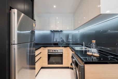 One Bed Room with Bathtub | Yksityinen keittiö | TÀysikokoinen jÀÀkaappi, mikroaaltouuni, uuni, liesi