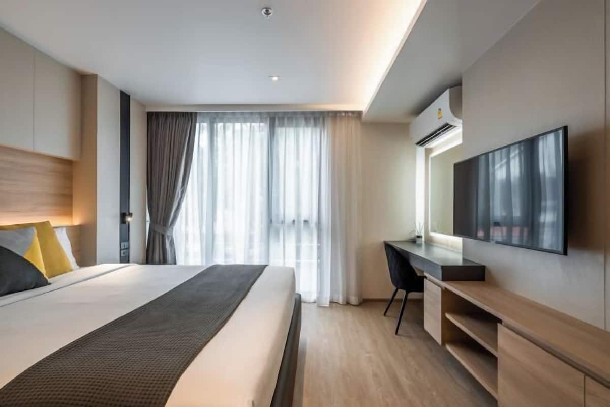 Roupas de cama premium, cofres nos quartos, escrivaninha