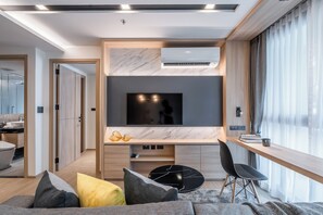 One Bed Room with Bathtub | Wohnbereich | 43-Zoll-Smart-TV mit Digitalempfang