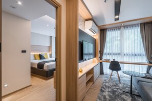 One Bed Room with Bathtub | Premium bedding, in-room safe, individually furnished, desk - Destiny63 Ekamai Apartment (Bangkok)