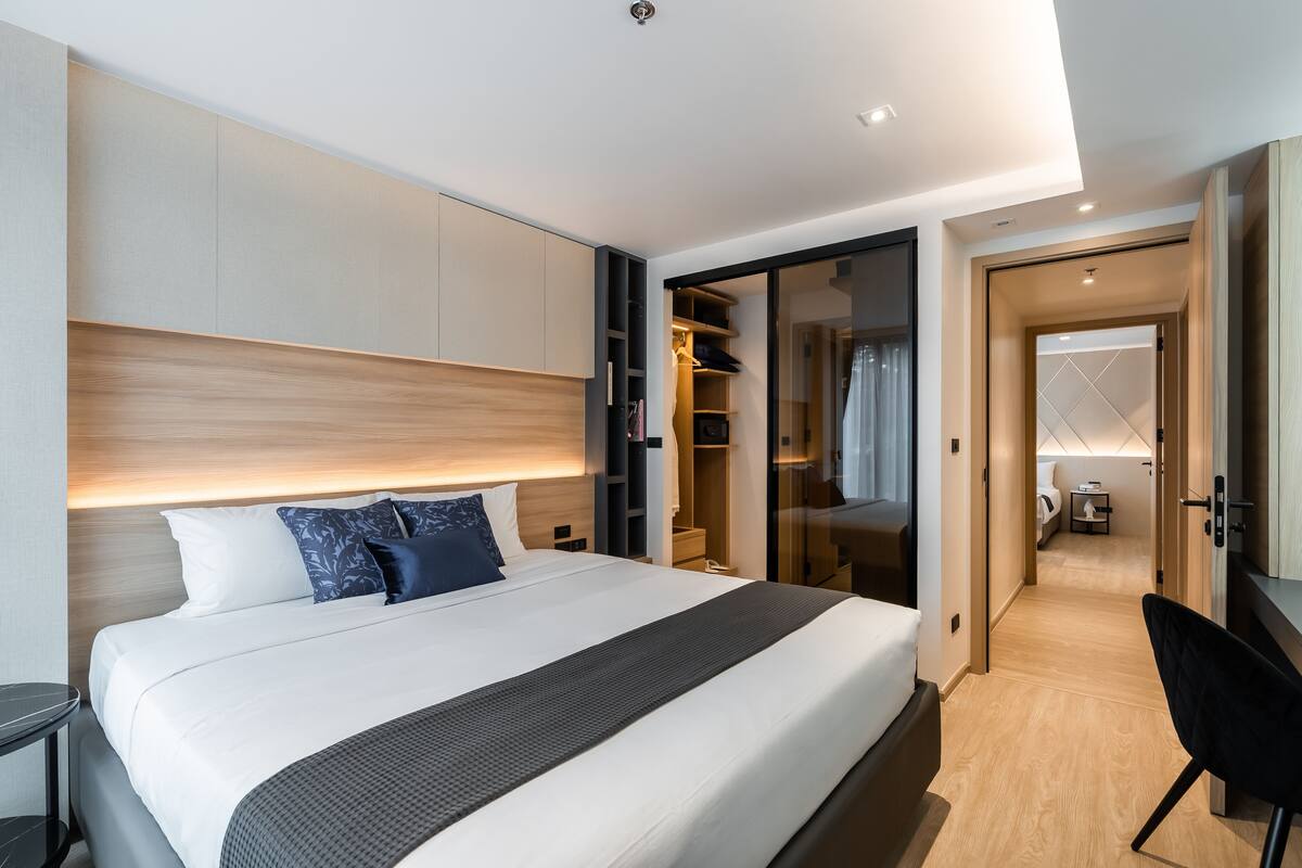 Two Bed Room with Bathtub | Roupas de cama premium, cofres nos quartos, escrivaninha
