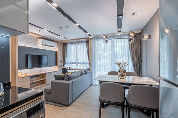 One Bed Room with Bathtub | In-room dining - Destiny63 Ekamai Apartment (Bangkok)