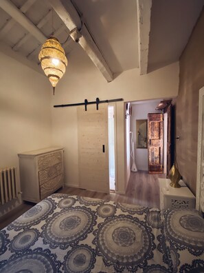 3 slaapkamers, een bureau, een strijkplank/strijkijzer, wifi