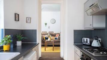 Een koelkast, een magnetron, een oven, een kookplaat