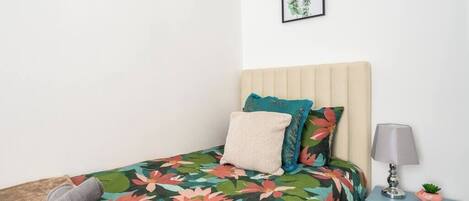 3 dormitorios, escritorio, tabla de planchar con plancha y cuna de viaje