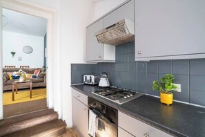 Fridge, microwave, oven, stovetop - Spacious 3 Bed Flat-Free Parking-by Holiday Homes (Gateshead)