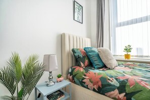 3 habitaciones, escritorio y tabla de planchar con plancha