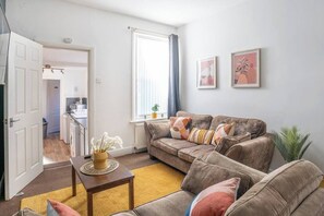 TV, offices - Spacious 3 Bed Flat-Free Parking (Gateshead)