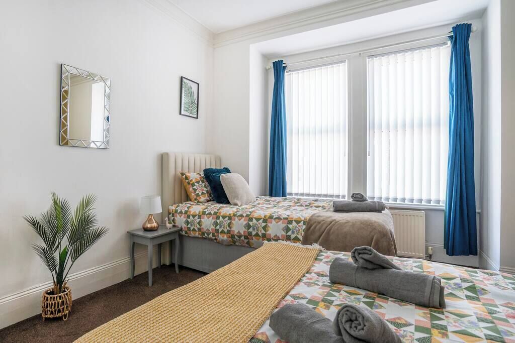 3 slaapkamers, een bureau, een strijkplank/strijkijzer, reisbedje