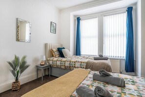 3 bedrooms, desk, iron/ironing board, travel crib - Spacious 3 Bed Flat-Free Parking (Gateshead)