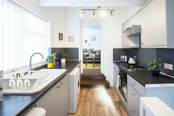 Fridge, microwave, oven, stovetop - Spacious 3 Bed Flat-Free Parking (Gateshead)