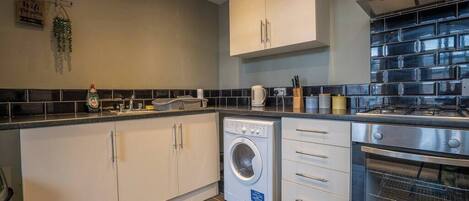 冷蔵庫、電子レンジ、オーブン、コンロ