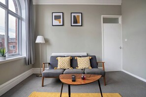 TV, offices - 2 Bed-Town Centre-Free Parking - by Holiday Homes (Wallsend)