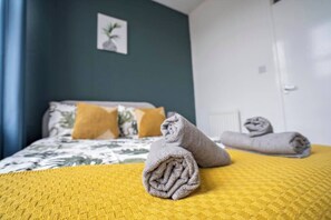 2 bedrooms, iron/ironing board, WiFi, bed sheets - 2 Bed-Town Centre-Free Parking (Wallsend)