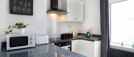 Refrigerador, microondas, horno y parrilla de estufa