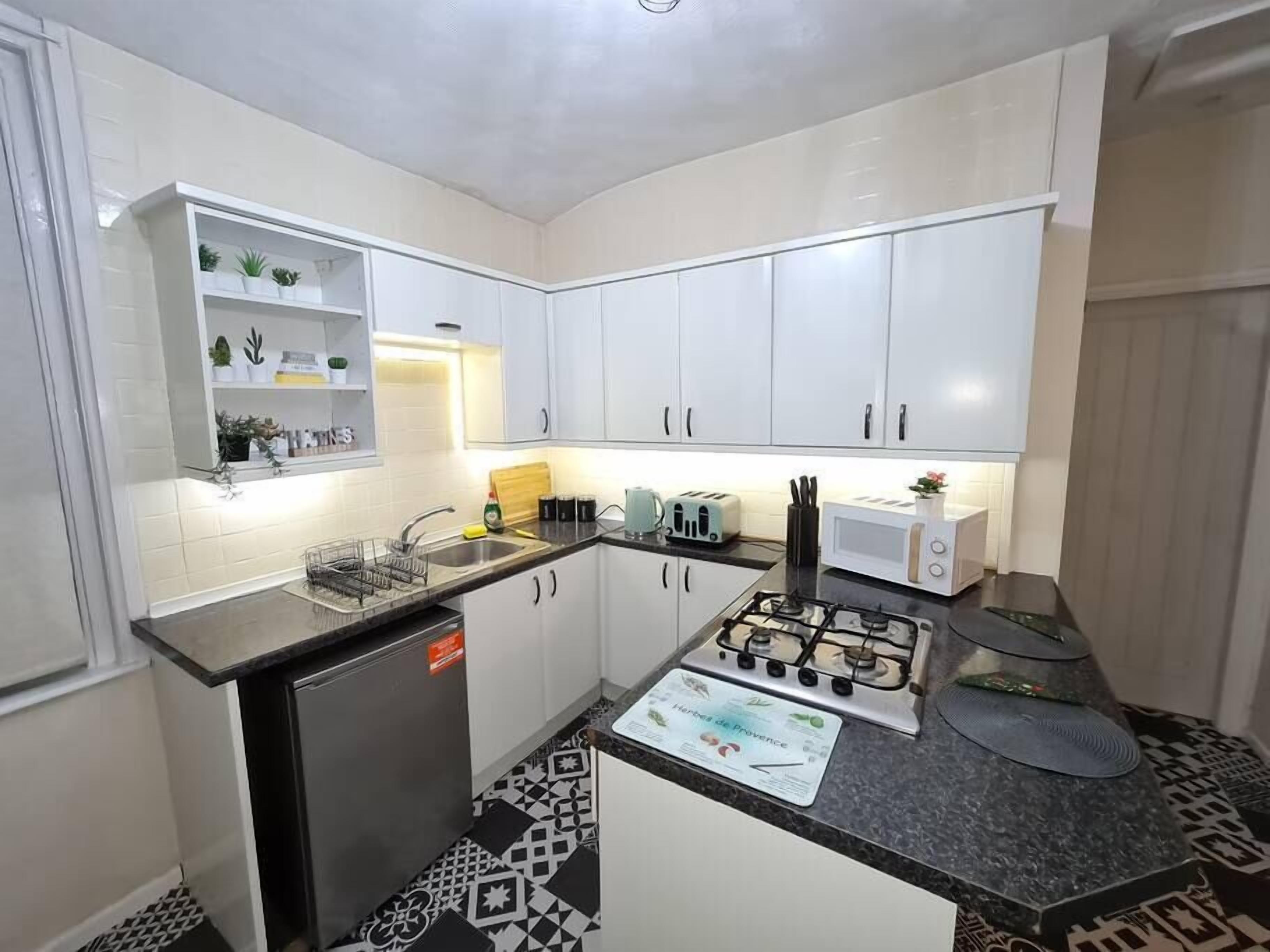 Fridge, cookware/dishes/utensils