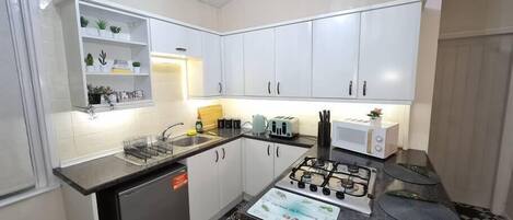 冷蔵庫、調理器具と食器