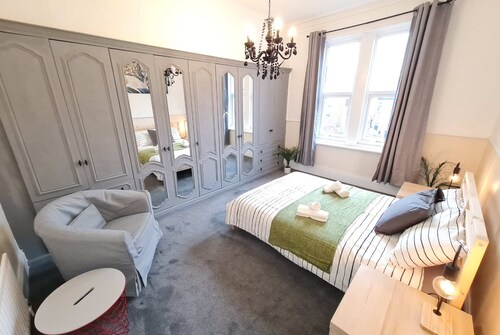 Large 3 Bed Flat, Free Parking-by Holiday Homes