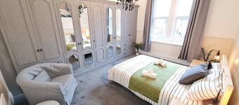 Large 3 Bed Flat, Free Parking-by Holiday Homes