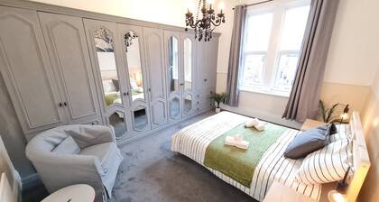 Large 3 Bed Flat, Free Parking-by Holiday Homes