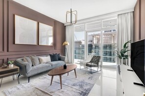 Căn hộ Executive | Khu phòng khách | TV màn hình phẳng 43-inch có truyền hình cáp 