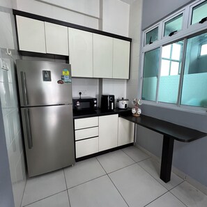 Fridge, microwave, stovetop, coffee/tea maker - Modern Family Homestay Johor Bahru. FREE WIFI, Netflix, Disney hotstar & Parking (Johor Bahru)
