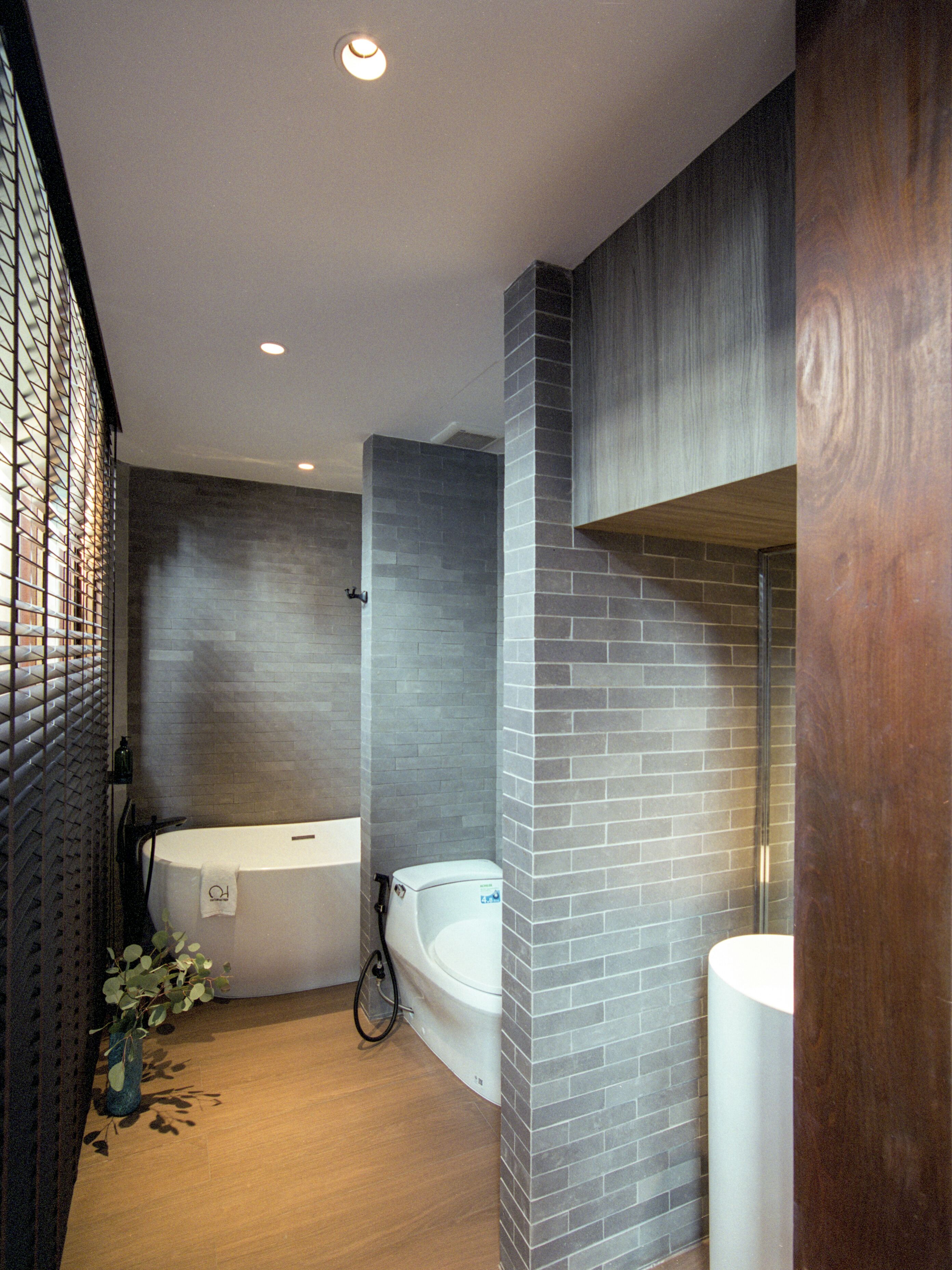 A modern bathroom with a bathtub, a toilet, and a sink.
