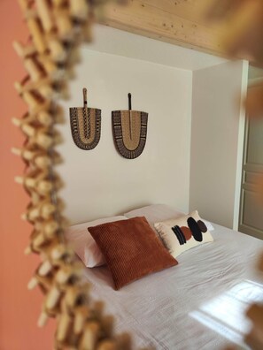 2 habitaciones, tabla de planchar con plancha y cuna de viaje