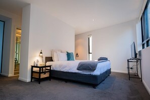 3 slaapkamers, een bureau, een strijkplank/strijkijzer, reisbedje