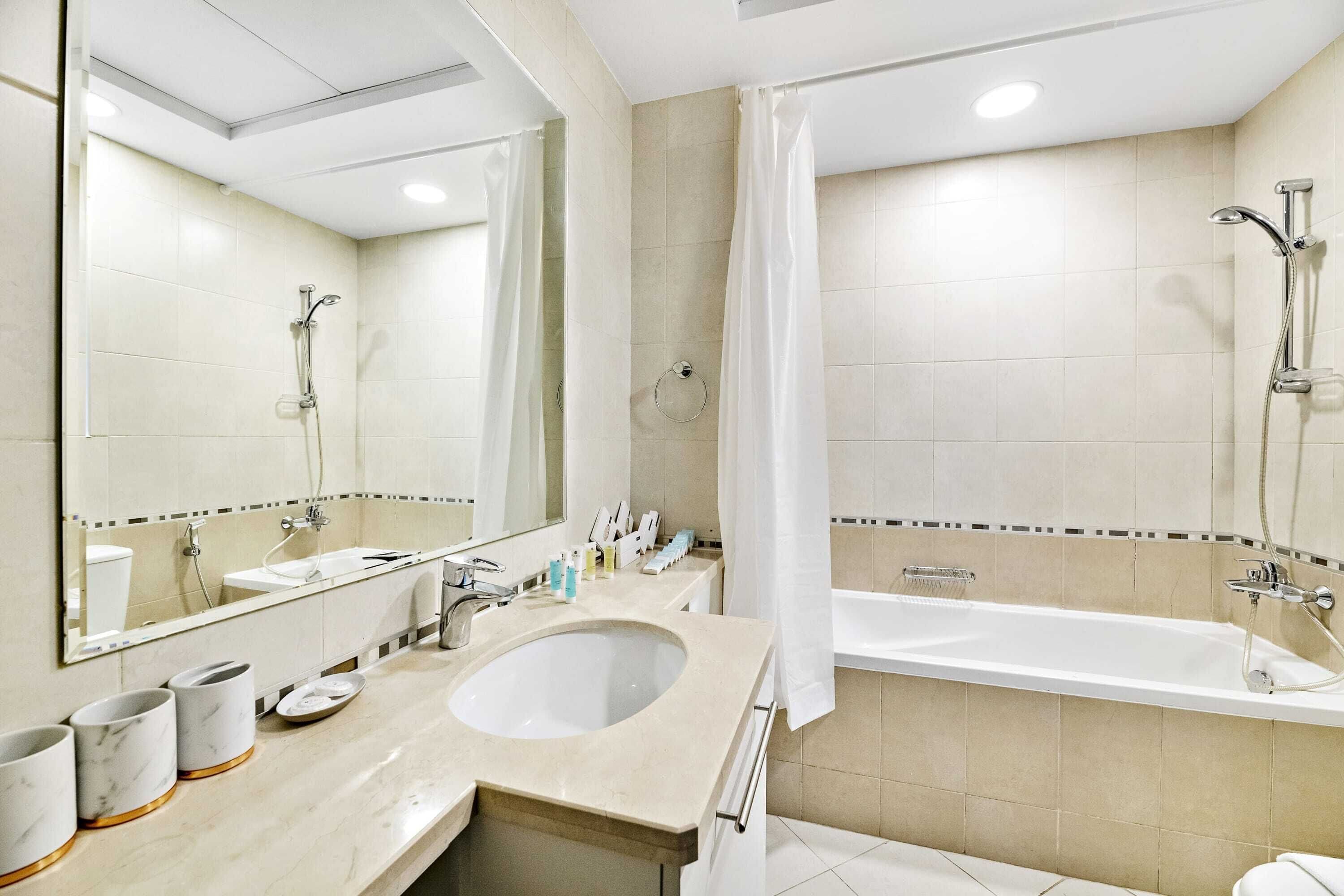 Ein modernes Badezimmer mit einem großen Waschbecken, einer Badewanne und einer Dusche.