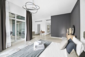 أغطية فراش متميزة وخزنة داخل الغرفة وطراز فريد لكل وحدة ومكتب