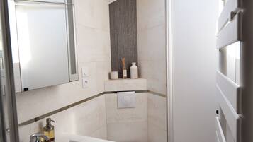 Douche, sèche-cheveux, serviettes fournies, savon