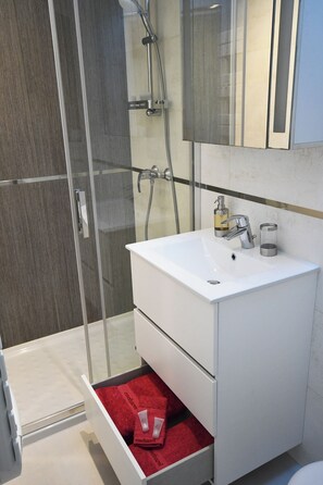 Dusche, Haartrockner, Handtücher, Seife