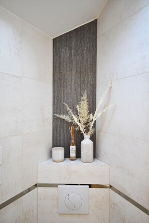 Chuveiro, secador de cabelo, toalhas de banho, sabonete