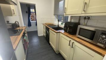 Refrigerador, microondas, horno y parrilla de estufa