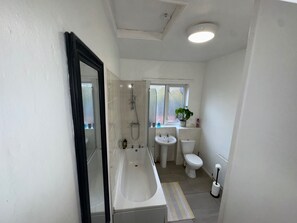 淋浴/浴缸二合一、全浸式浴缸、吹風機、毛巾