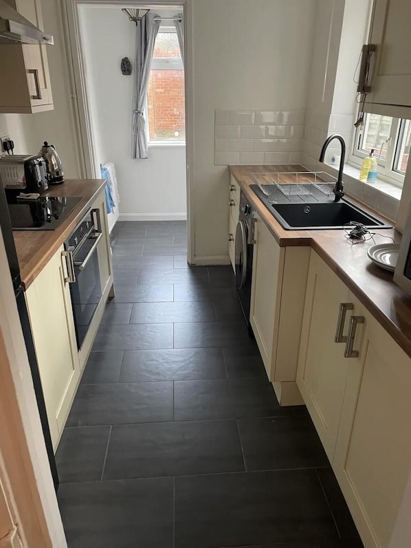 House | Private kitchen | Fridge, microwave, oven, stovetop