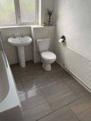 Casa | Banheiro | Chuveiro/banheira combinados, banheira de imersão, secador de cabelo 